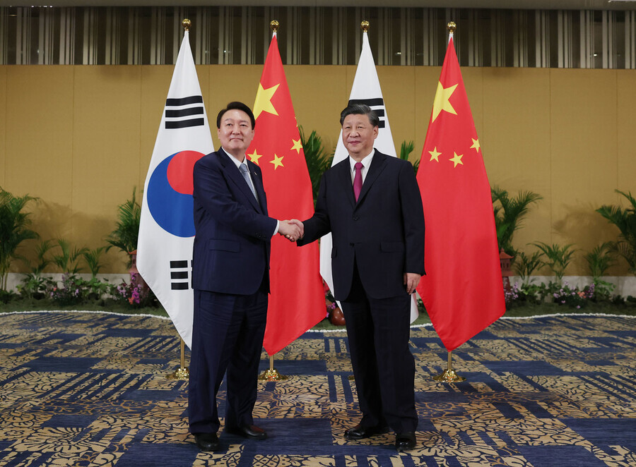 President Yoon Suk-yeol of South Korea shakes hands with Chinese leader Xi Jinping ahead of their first summit, held in Bali, Indonesia, on Nov. 15. (courtesy of the presidential office)