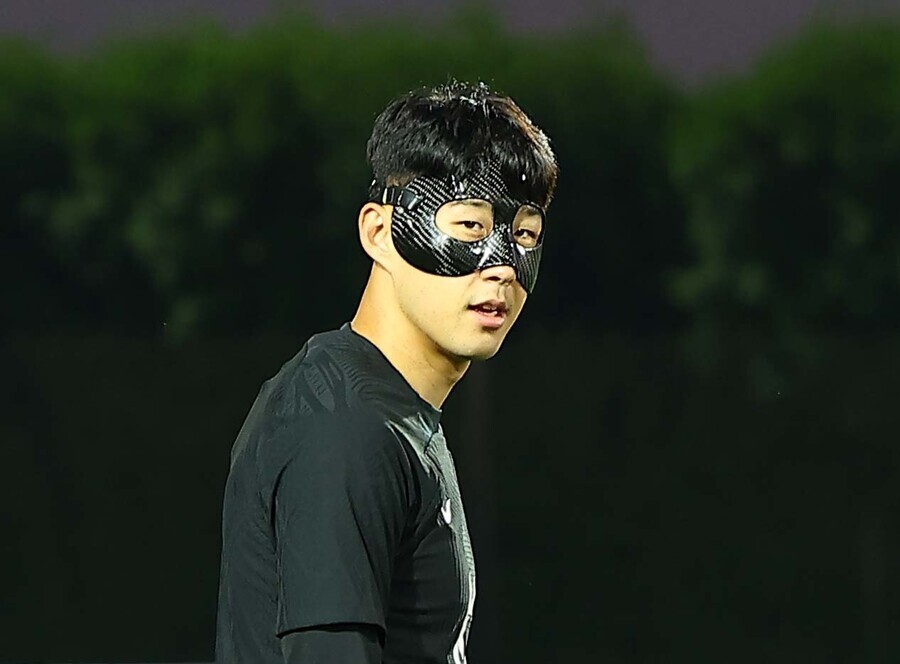 Son Heung-min dons a face mask due to a prior injury during practice at the Al Egla training facility in Doha, Qatar, on Nov. 22 (local time). (Kim Hye-yun/The Hankyoreh)