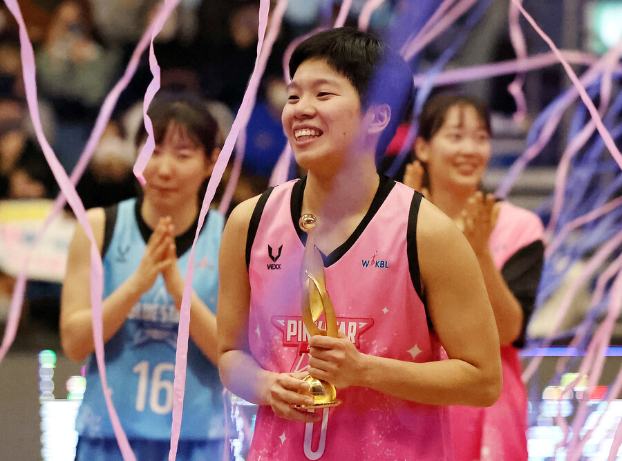 십대 시절 대만에서 한국으로 건너와 국적을 취득한 농구 선수 진안. 지난 1월 여자프로농구(WKBL) 올스타전에서 최우수선수(MVP)에 뽑혔다. 연합뉴스