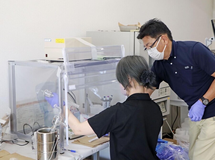 A lab in Tagajo, a city in Japan’s Miyagi Prefecture, tests fish caught in the waters off of Fukushima for tritium, a radioisotope, on Aug. 26. (Yonhap)