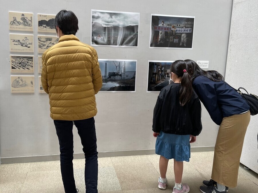 Gallery-goers study photos at the Non-Freedom of Expression Exhibition” on April 2. (Kim So-youn/The Hankyoreh)