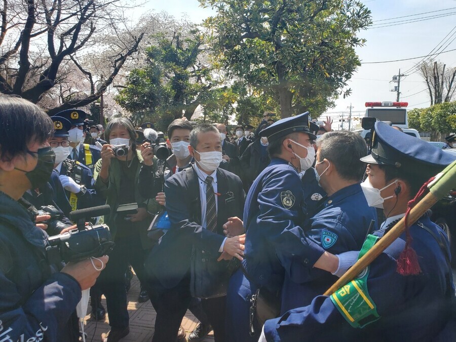 Local police apprehend protesters attempting to enter the gallery to disrupt the “Non-Freedom of Expression Exhibition” on April 2. (Kim So-youn/The Hankyoreh)