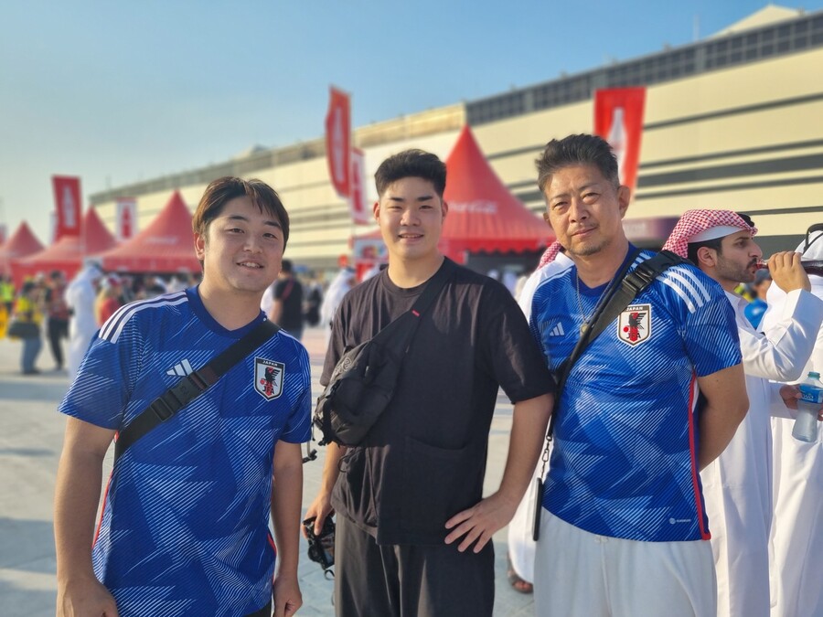 Tetsuya Yamamoto (à direita) e colegas do Japão.  Eles disseram que durante a Copa do Mundo vão cooperar com o milionésimo japonês Tick Talker 