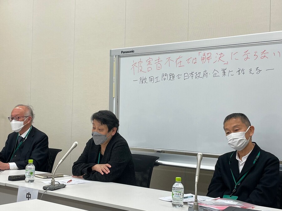 Atsushi Okamoto, the former editor-in-chief of Sekai, author Kei Nakagawa, and Director General Hideki Yano of the Joint Action for Resolving the Issue of Forced Labor Mobilization and Facing History, give a press briefing regarding the issue of Japan’s wartime forced labor in Tokyo on Jan. 16. (Kim So-youn/The Hankyoreh)