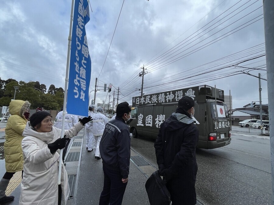 During the rally in support of victims of forced labor mobilization by Nachi-Fujikoshi, outside the company’s factory in Toyama, Japan, on Feb. 27, 2024, where a general shareholders meeting was being convened, right-wing organizations used multiple cars with loudspeakers to disrupt the rally with shouts of “Get out of Japan.” (Kim So-youn/The Hankyoreh)