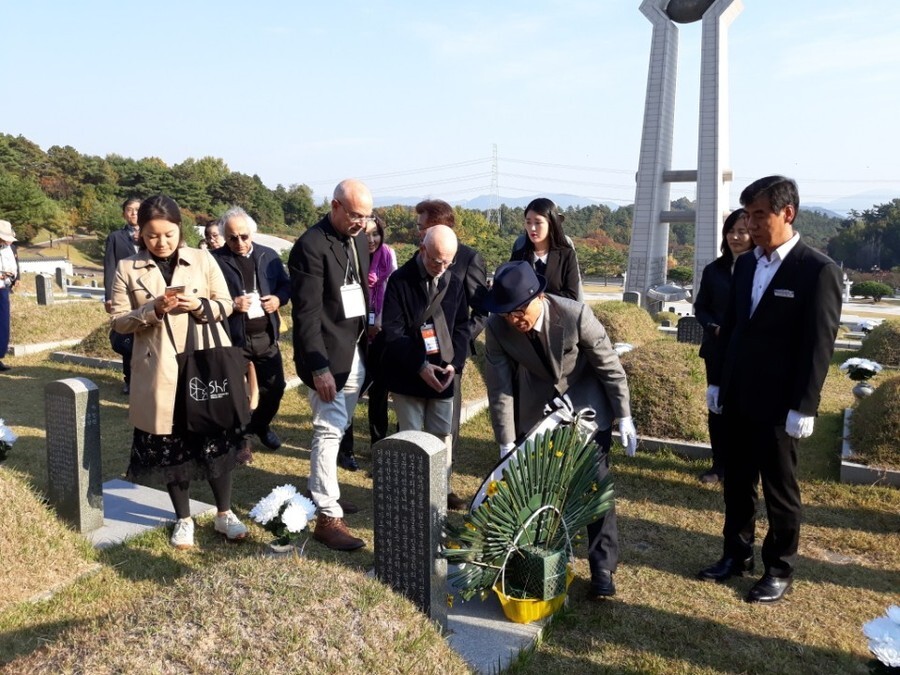  about 20 poets and novelists visited the May 18 National Cemetery to pay tribute to those killed in Korea’s Democratization Movement. Korean poet Ko Un (second from right)