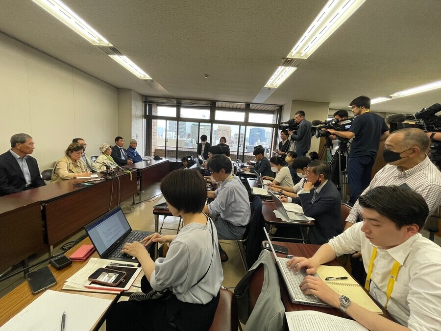 Fourteen Korean victims of the atomic bombings in Japan hold a press conference at the Hiroshima City Hall on May 18, where they speak about their experiences. (Kim So-youn/The Hankyoreh)