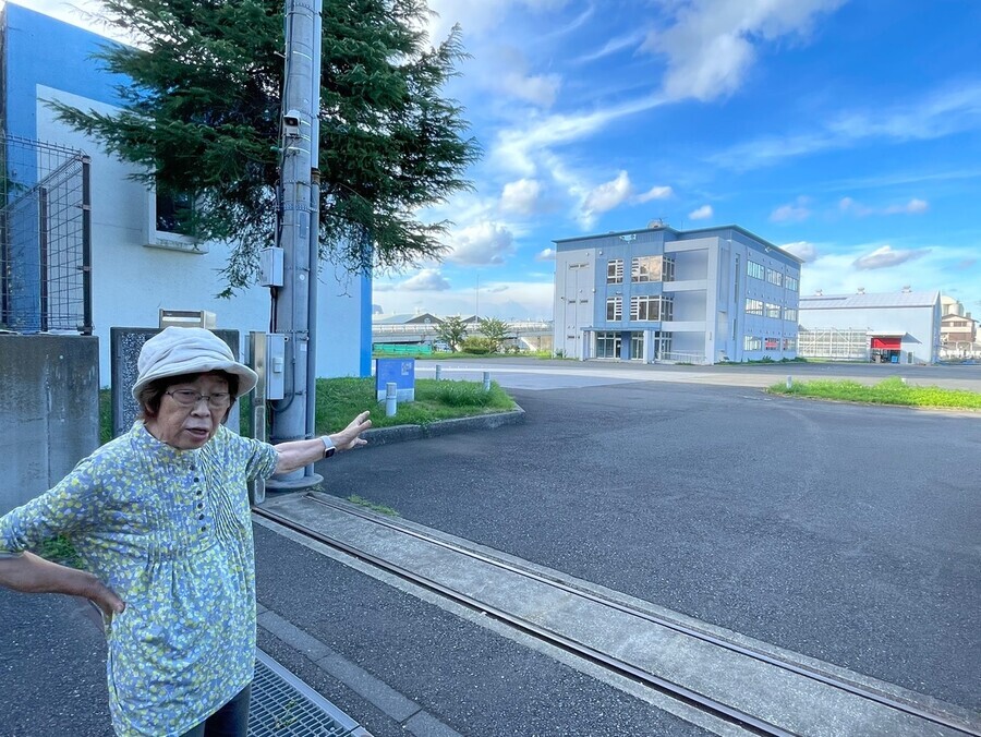 Sumiko Yamamoto, 84, gestures toward a site where Korean laborers were slaughtered en masse following the Great Kanto Earthquake. The site, which she showed the Hankyoreh on Aug. 21, is now the Japanese Ministry of Land, Infrastructure, Transport and Tourism’s Yokohama Port and Airport Research and Engineering Office. (Kim So-youn/The Hankyoreh)
