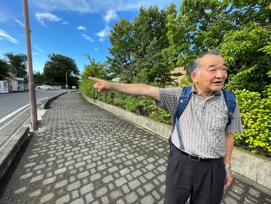 Masahir Sekhara, 70, the head of the Saitama branch of the Japan-Korea Association, tells the Hankyoreh on Aug. 22 about Kang Dae-heung, a Korean who was killed by vigilantes on Sept. 4, 1923, while explaining the route that Kang may have fled in. (Kim So-youn/The Hankyoreh)