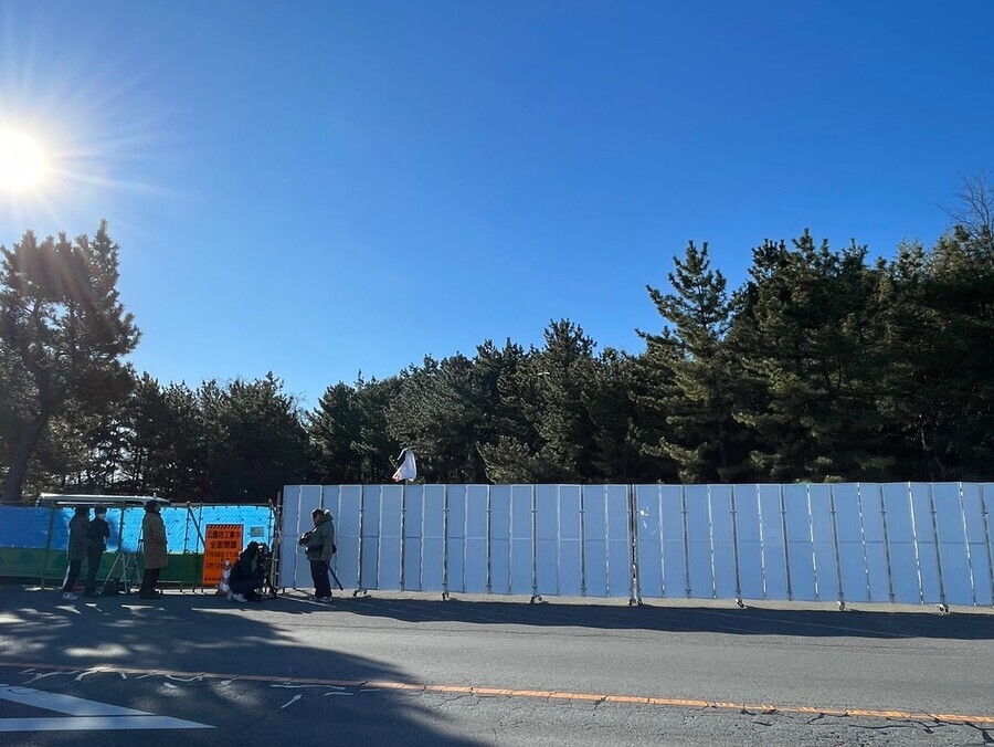 A 2-meter-high and 20-meter-long fence has been erected around the entrance to the Gunma Prefectural Forest Park in the city of Takasaki, Japan, where work has begun on removing a memorial dedicated to Koreans who died while performing forced labor for Japan during the latter’s colonial occupation, as seen on Jan. 29. (Kim So-youn/The Hankyoreh)