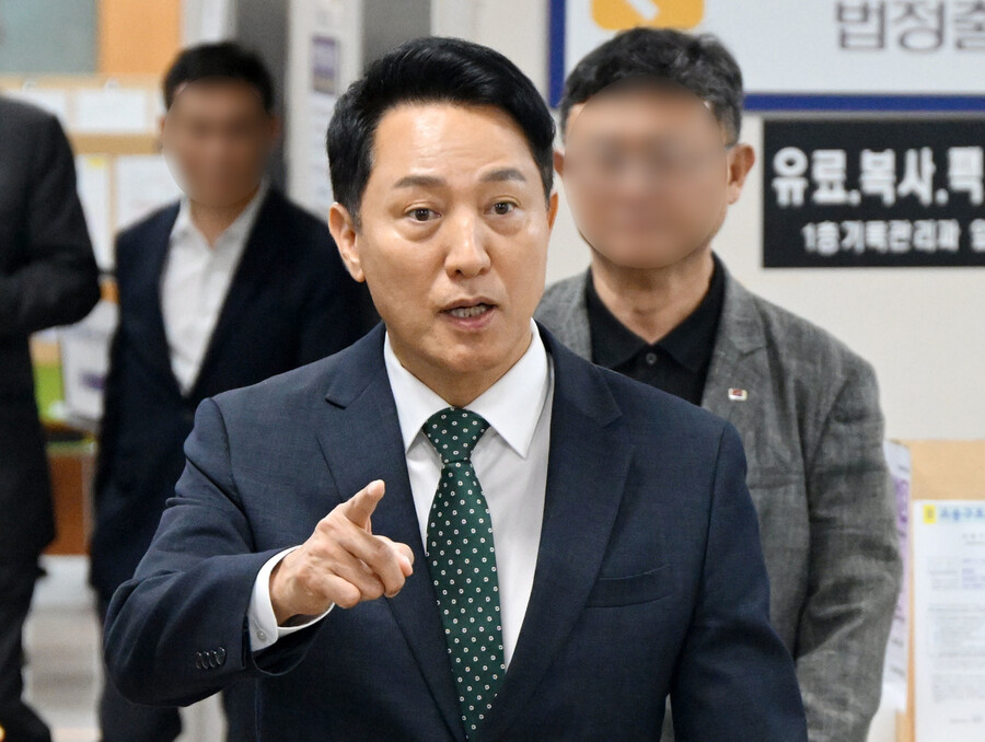 오세훈 서울시장이 21일 서울 서초구 서울고등법원에서 열린 정치자금법 위반 혐의 2심 첫 공판에 출석하고 있다. 공동취재사진