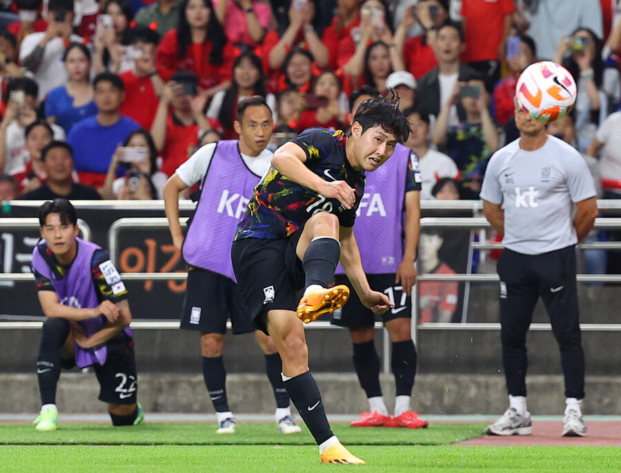 Lee Kang-in, da seleção masculina de futebol coreana, cobra uma falta em uma partida de avaliação contra o Peru, realizada no Busan Asiad Stadium no dia 16. Yonhap News