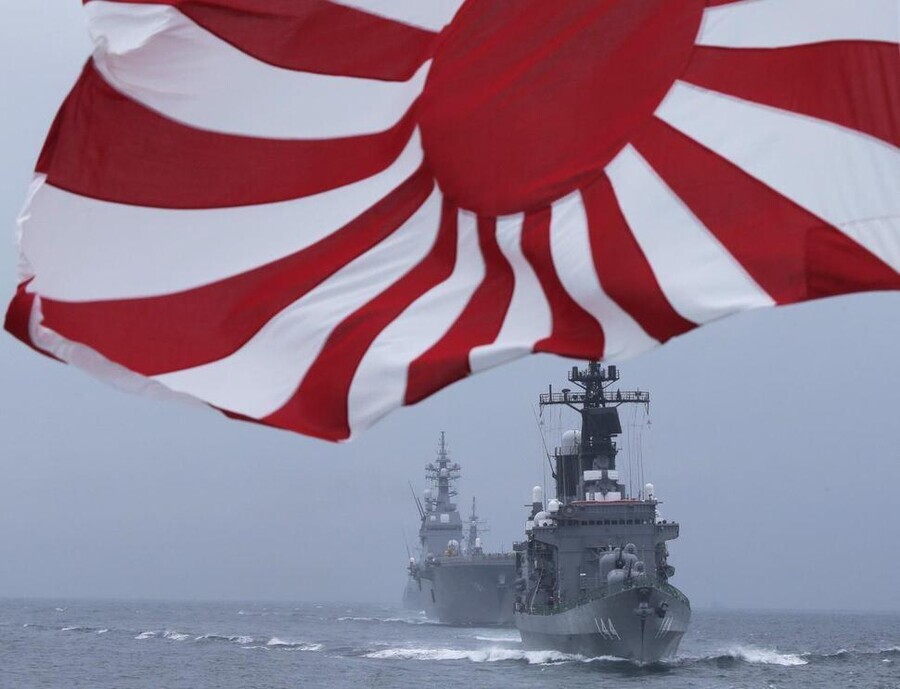 A Japanese warship flies the “Rising Sun” flag. (Yonhap)