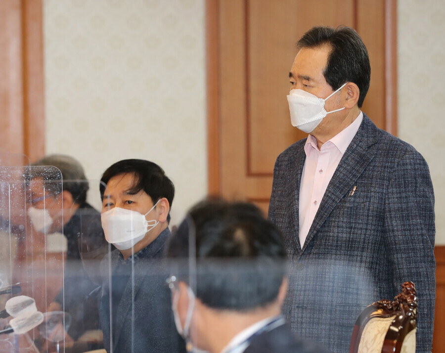 South Korean Prime Minister Chung Sye-kyun attends a ministerial meeting on Sunday to discuss follow-up measures to the LH scandal. (Yonhap News)