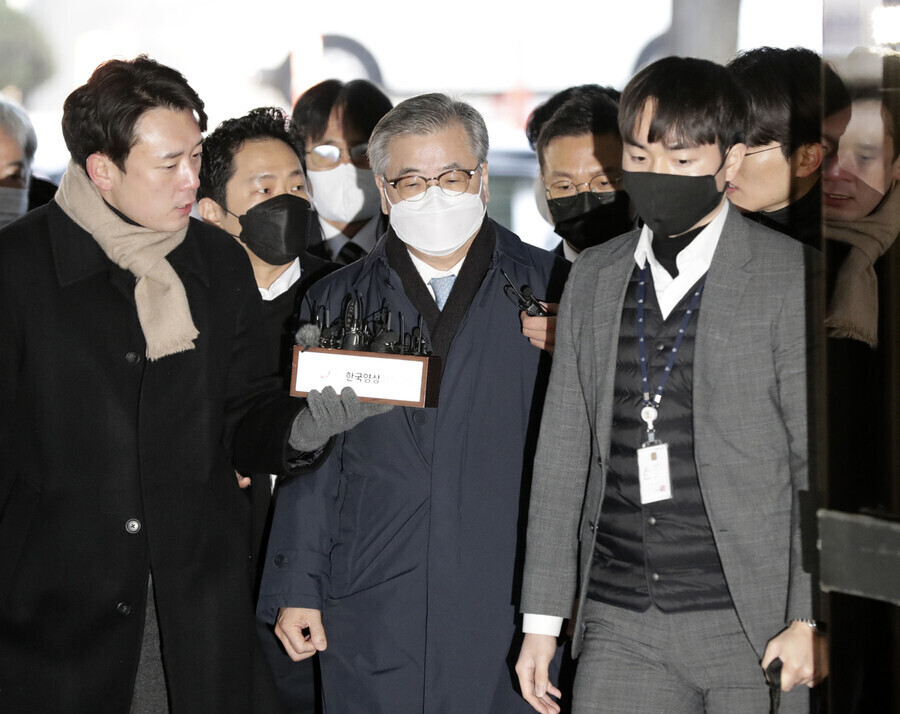 Suh Hoon, the former director of the National Security Office under Moon Jae-in, arrives at the Seoul Central District Court in Seoul’s Seocho District on Dec. 2 for arraignment. (Kim Myoung-jin/The Hankyoreh)