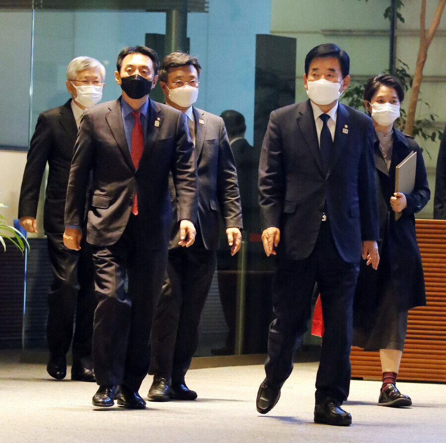 Democratic Party lawmaker Kim Jin-pyo (second right), chair of the South Korea-Japan Parliamentarians’ Union, arrives at the Office of the Prime Minister of Japan in Tokyo to meet with Prime Minister Yoshihide Suga on Nov. 13. (Yonhap News)