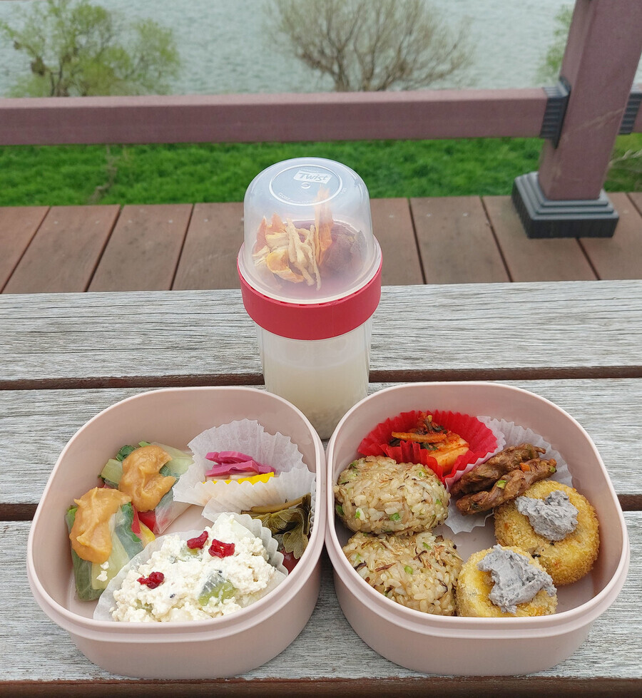 My box meal was delivered by the Gokseong Voyager Lounge, a café in Gokseong Township. (Kim Seon-sik/The Hankyoreh)