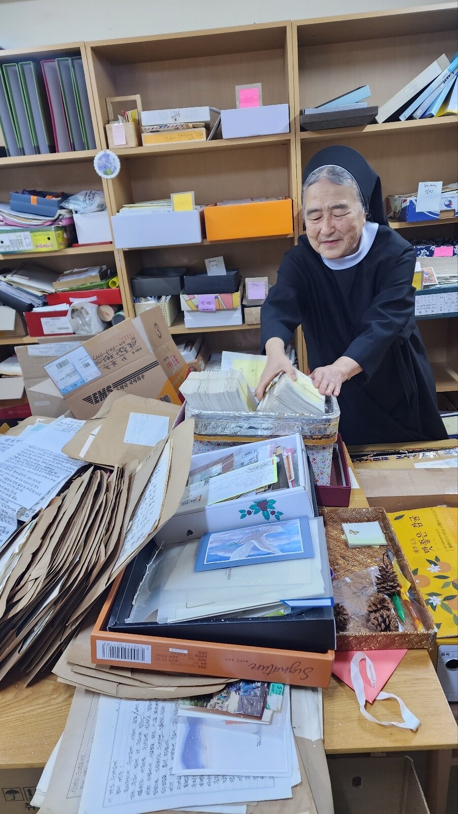 전국에서 온 편지들을 보는 이해인 수녀. 조현 종교전문기자