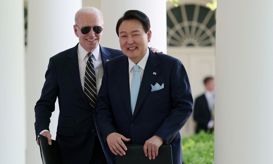 President Yoon Suk-yeol of South Korea walks with President Joe Biden of the US along a corridor of the White House ahead of their summit on April 26. (Yonhap)