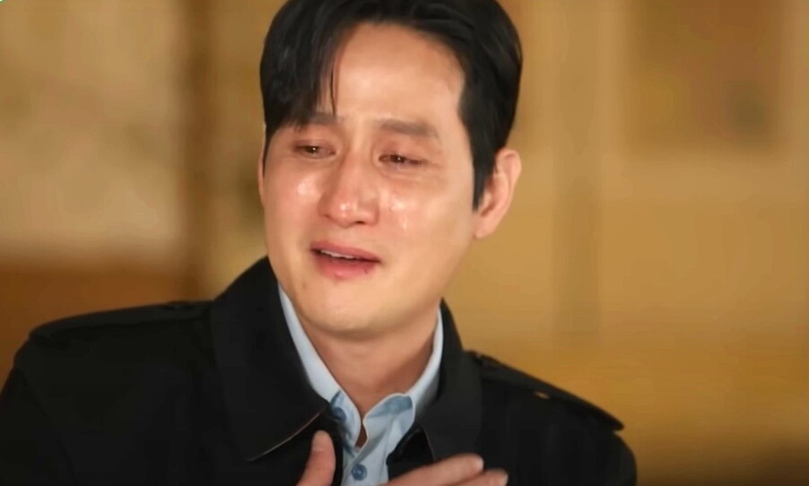 아버지에 대해 이야기하며 눈물을 흘리는 배우 박해준. ‘유 퀴즈 온 더 블럭’ 유튜브 갈무리