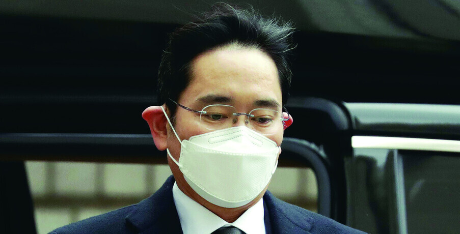 Samsung Vice Chairman Lee Jae-yong heads to the Seoul High Court for his trial on Jan. 18. (Kim Hye-yun/The Hankyoreh)