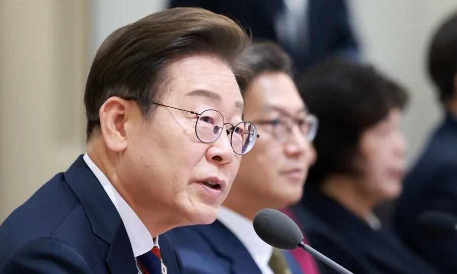 이 대통령 첫 국무회의 “우리는 대리인들, 국민 중심에 두고 최선”