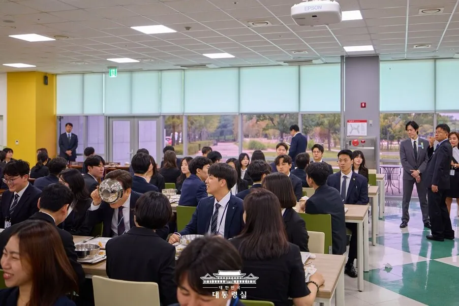 이 대통령 없는 대통령실 사진? 힌트는 ‘국그릇’