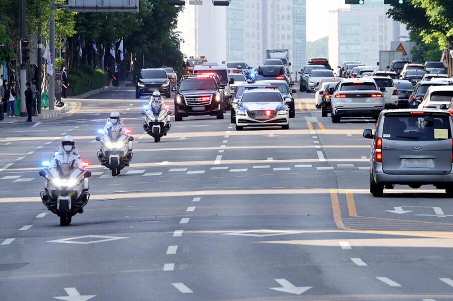 The president’s motorcade makes its way from his private residence to the presidential office. (Yonhap News)