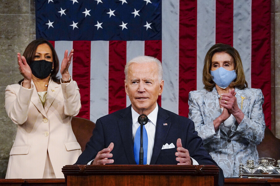 US Vice President Kamala Harris and Speaker of the House Nancy Pelosi stand and applaud as President Joe Biden addresses a joint session of Congress in the House Chamber at the US Capitol in Washington. (AP/Yonhap News)
