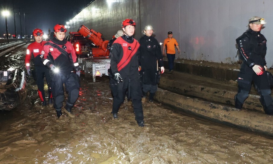 On July 17, members of the Coast Guard do a walk-through search of an underpass in Osong, Cheongju, that flooded during days of torrential rains. (Yonhap)