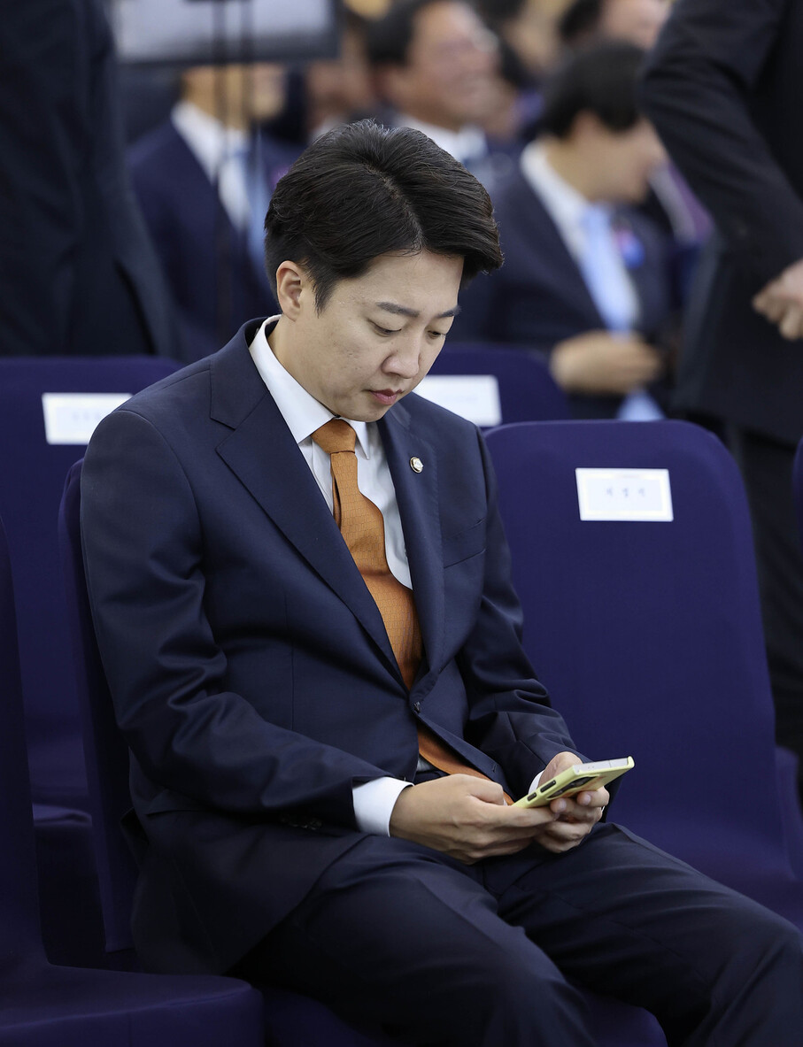 이준석 개혁신당 의원이 2025년 6월4일 오전 국회 중앙홀에서 열린 이재명 제21대 대통령 취임 선서식에 참석해 휴대전화를 보고 있다. 한겨레 자료