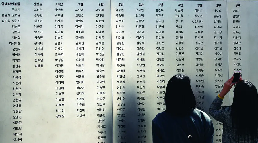 <꿈에라도 잠깐 들러주겠니> 서울 광화문 세월호 농성장은 지난달 철거됐다. 지난 12일 새롭게 기억·안전 전시공간 ‘기억과 빛’으로 문을 열었다. 북쪽 면에 희생자들의 이름이 새겨져 있다. 김봉규 선임기자 bong9@hani.co.kr