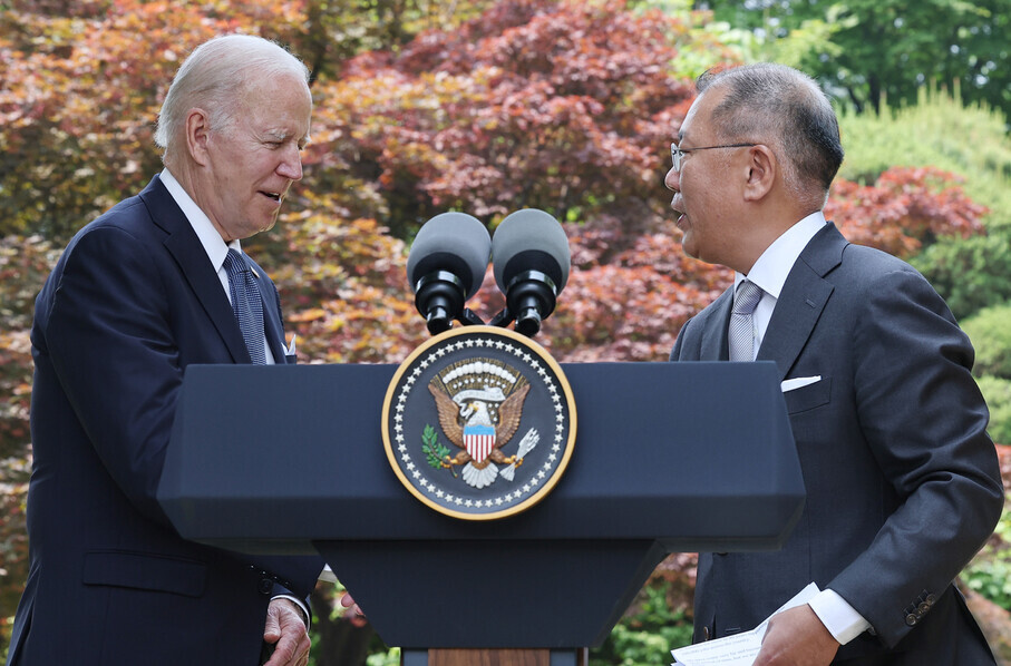 US President Joe Biden (left) shakes hands with Hyundai Motor Group Chairman Chung Eui-sun (right) following a meeting in Seoul on May 22. (Yonhap News)