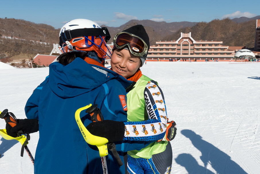 South Korean alpine ski team captain Rim Seung-hyun hugs North Korean alpine skier Kim Yu-jong during the inter-Korean joint training at the Masikryong Ski Resort on Feb. 1. (Photo Pool) 　