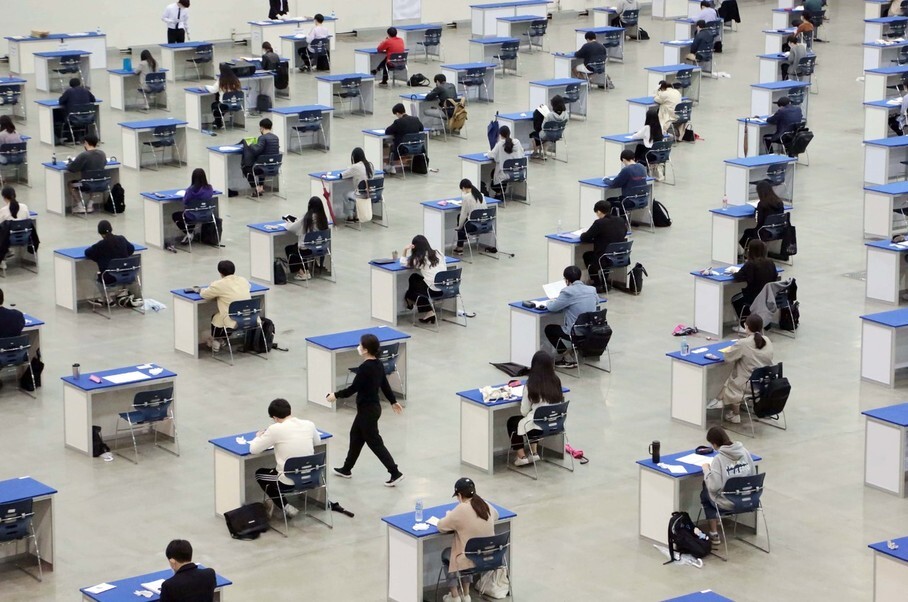 Applicants looking to work at Kyungpook National University Hospital take a hiring exam while maintaining a distance of 3m from other applicants at EXCO’s exhibition hall in Daegu on May 9. (Yonhap News)