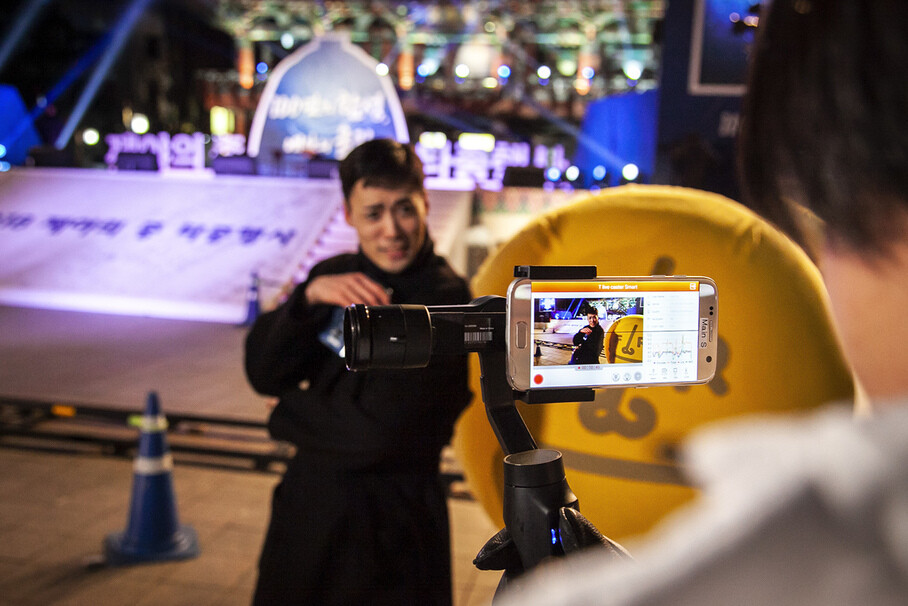 South Korean comedian Jo Young-bin uses SK Telecom’s 5G mobile network to broadcast live from the Bosingak belfry in downtown Seoul on New Year’s Eve. (provided by SK Telecom)