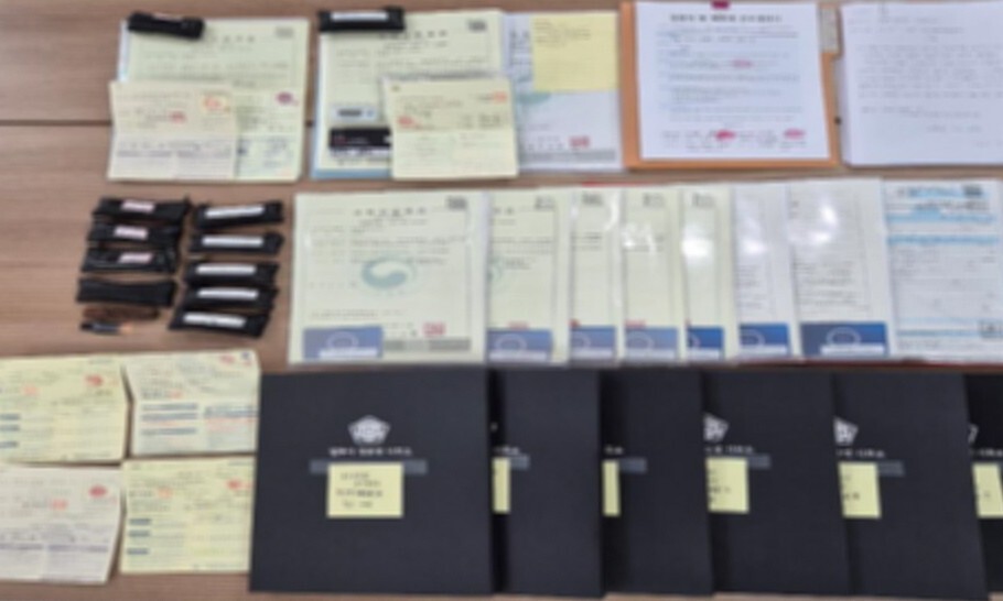 캄보디아 범죄조직에 대포통장을 유통한 일당들의 압수품. 부산경찰청 제공