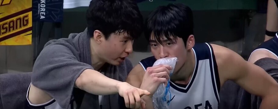 Lee Hyun -joong (left) and Yeo Jun -suk talked together on the bench in Qatar's evaluation match were shared in social network services (SNS) and became a hot topic. Game video