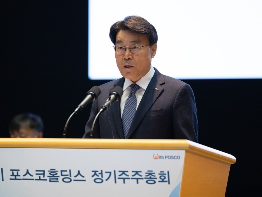 POSCO Group Chairperson Choi Jong-woo speaks at the 2022 shareholders’ meeting. (courtesy of POSCO)