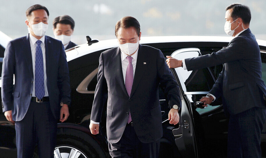 President Yoon Suk-yeol steps out of his car to head into the presidential office in Seoul’s Yongsan District on Nov. 10. (presidential office pool photo)