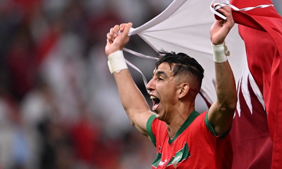 모로코 자와드 야미끄가 11일(한국시각) 카타르 도하 앗수마마 스타디움에서 열린 2022 카타르월드컵 8강 포르투갈과 경기에서 승리한 뒤 모로코 국기를 들고 환호하고 있다. 도하/AFP 연합뉴스