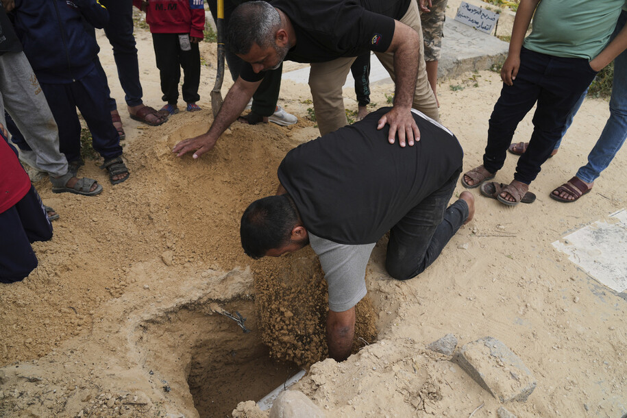 2025년 4월23일 팔레스타인 땅 가자지구 중부 데이르알발라의 공동묘지에서 주민 파예드 지단이 미숙아로 태어나 생후 15일 만에 숨진 아들의 주검을 묻고 있다. AP 연합뉴스