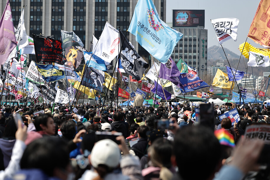 헌법재판소가 윤석열 탄핵 사건에 대해 인용을 선고한 2025년 4월4일 서울 종로구 광화문광장 일대에서 탄핵에 찬성한 시민들이 헌재의 파면 선고에 환호하고 있다. 이종근 선임기자