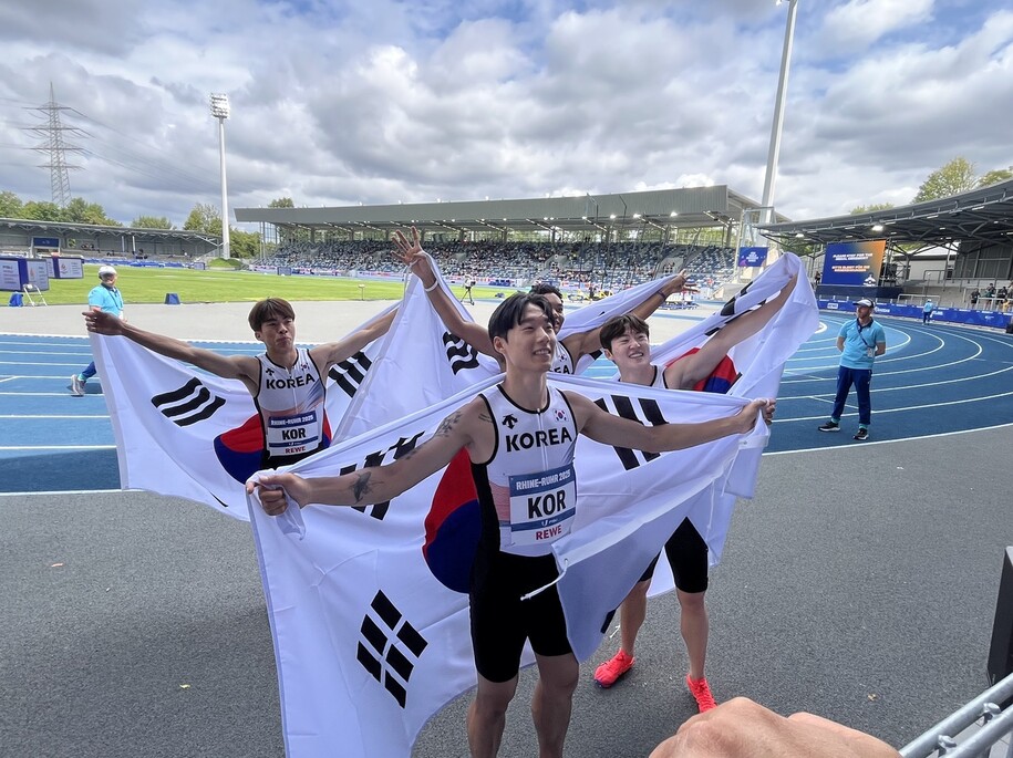 The 400m relay team of the athletic men is pleased with the national flag after winning the World University Games on the 27th. Provided by the Korea Athletics Federation