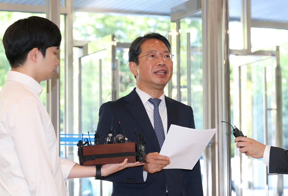 김승원 법무부 장관 후보자가 2026년 9월7일 서울 종로구 적선현대빌딩에 마련된 인사청문회 준비 사무실로 출근하며 입장문을 읽고 있다. 연합뉴스
