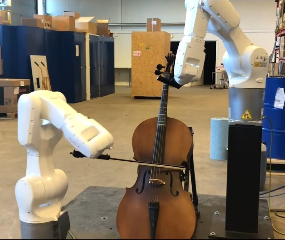 첼로를 연주하는 로봇. 유튜브 갈무리