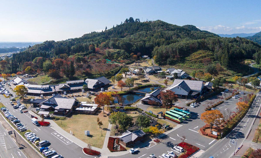 일본 군마현의 작은 전원마을인 가와바가 연간 200만명의 관광객이 찾는 명소로 변신하는데 성공하여 농촌소멸을 극복한 모범사례로 주목받고 있다. 가와바의 마을 살리기에서 중심 역할을 하는 마을기업 ‘전원플라자’의 전경. 가와바촌 제공.