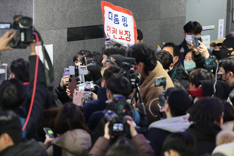 대통령 윤석열 등 내란죄 피의자들의 방어권 보장 권고 등을 담은 안건이 국가인권위원회 2차 전원위원회에 상정된 2025년 2월10일 오후 서울 중구 인권위 건물 1층에서 윤석열 지지자들이 ‘윤 대통령 인권 보장’ 등의 구호를 외치고 있다. 한겨레 김영원 기자