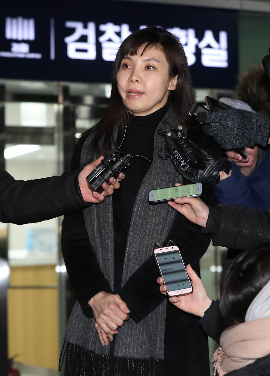 Seo Ji-hyun answers reporters’ questions following her interview with the “Sexual Violence Fact Finding Investigative Team” (led by Prosecutor Cho Hee-jin) at the Seoul Eastern District Prosecutor’s Office on Feb. 4. Seo’s allegations of sexual assault eight years at the hands of former senior prosecutor Ahn Tae-keun (who also served as the Justice Ministry’s head of the Office of Policy Development at the time) has led to women across all industries coming forward with tales of similar abuse at their workplaces. (by Seo Young-ji