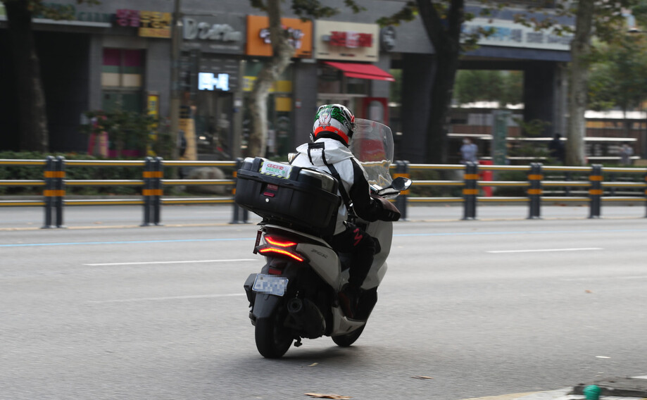 지난 1일 낮 한 배달기사가 서울 마포구의 한 도로에서 오토바이를 타고 이동하고 있다. 김혜윤 기자 unique@hani.co.kr
